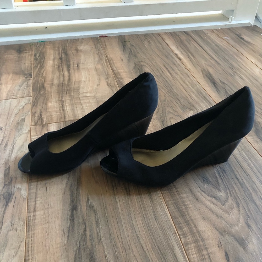 bandolino black open toed wedges 7 1/2